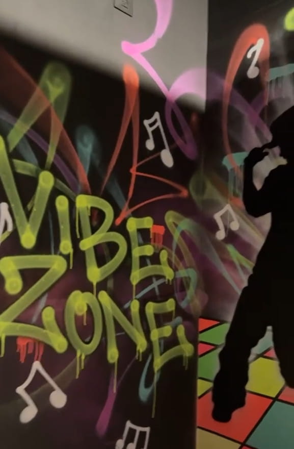 כיתוב על קיר Vibezone